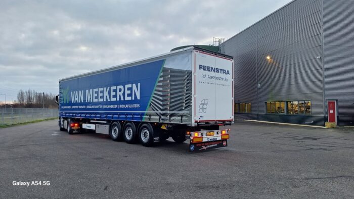 Vandaag nieuwe krone tautliner in de kleuren van onze klant H. van Meekeren Infra BV  in ontvangst genomen.